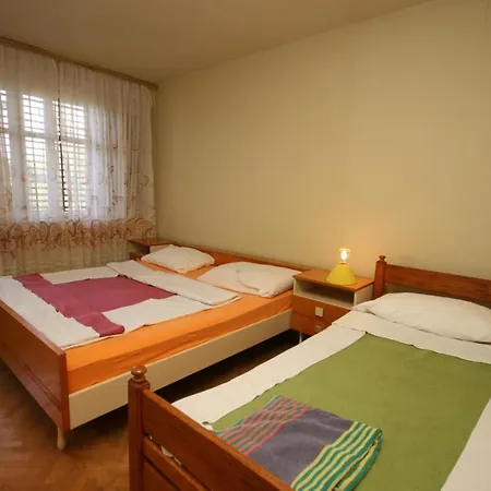 Triple Starigrad 6637a Pensión 3*