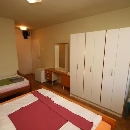 Triple Starigrad 6637a Pensión 3*