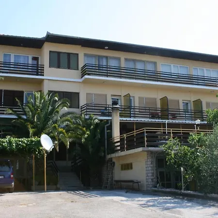 Gostinjska kuća Triple Starigrad 6637a 3*