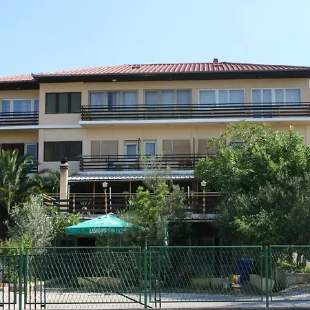 Triple Starigrad 6637a Gostinjska kuća